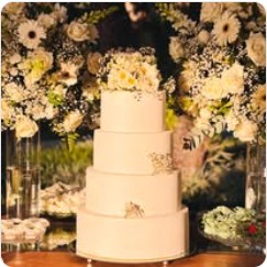 Bolo em mesa decorada para casamento