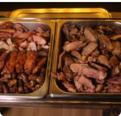 Mesa de buffet preparada para uma festa