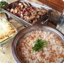 Carnes e acompanhamentos no buffet