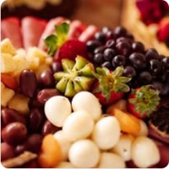 Mesa de frios, frutas e queijos