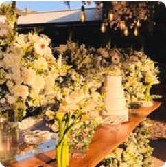 Mesa longa decorada para receber convidados